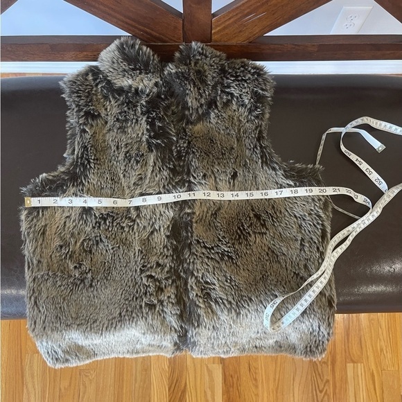 Outdoor Edition by Parkhurst faux fur vest in a size S/P mob wife fur brown - Picture 15 of 15